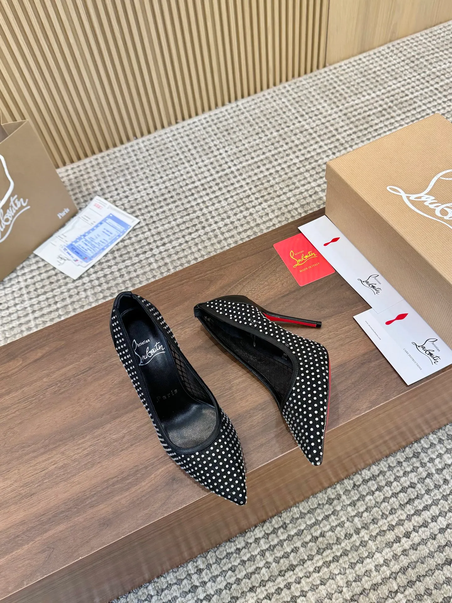 👟👟Ex-factory price 440👟👟 Genuine leather sole +40 Year-round shipment💝Christian Louboutin CL👠 Classic "💎Cow Patent Leather💎Series" noble and luxurious, real blingbling✨ Real materials, all customized by the pattern maker, and the materials are made of original customized materials, achieving the taste of the original 6 color options💍 Upper: imported 👉cow patent leather💪 lining: sheepskin foot pad/lining code number: 34-40.41.42 heel height: two options: 10.5cm and 8.5cm